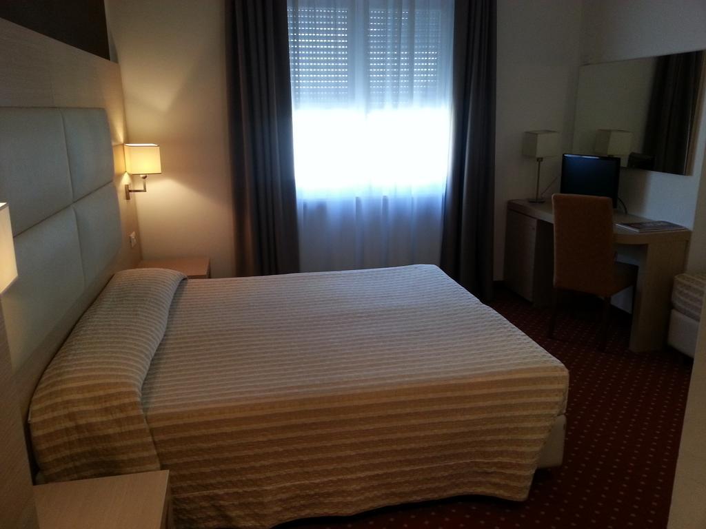 Hotel Regina Bozen Habitación foto